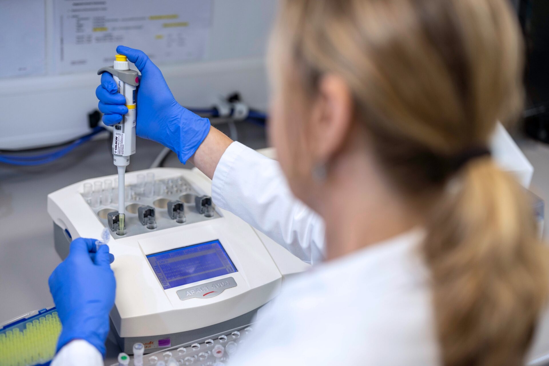 Labormitarbeiterin bearbeitet Proben