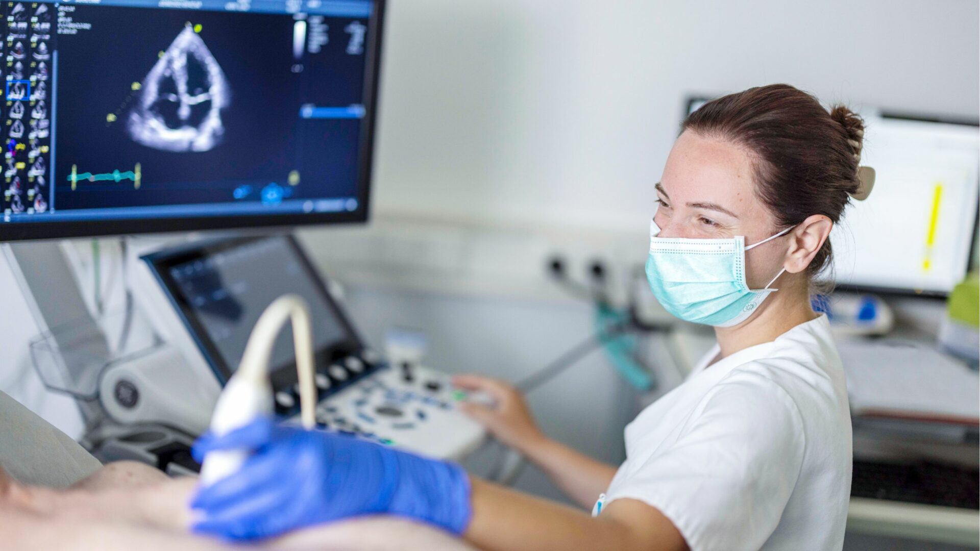 Medizinische Fachkraft untersucht Patienten mit Herzultraschalldiagnostik