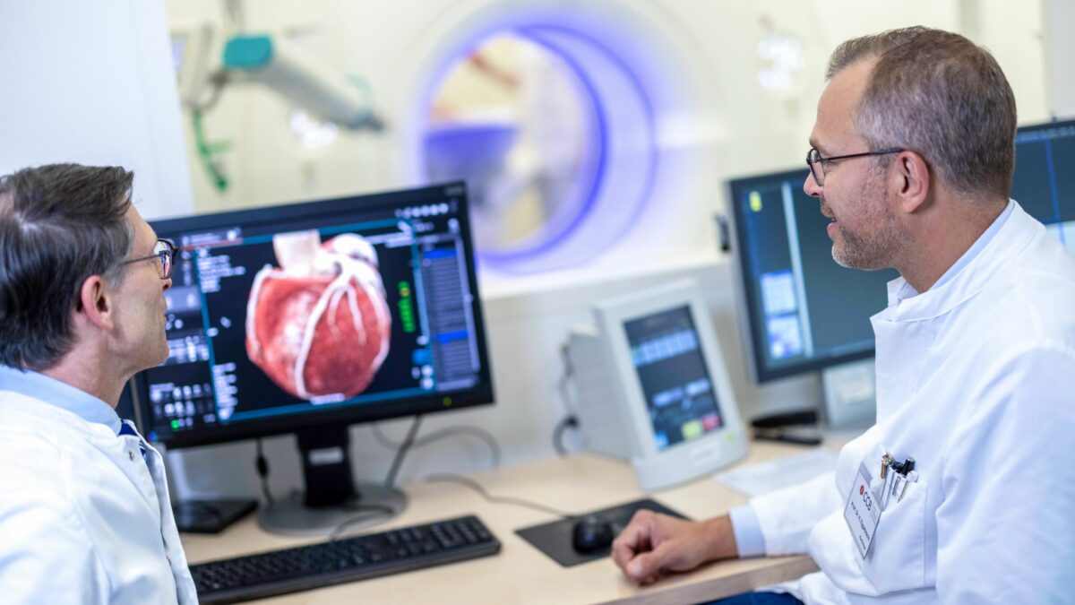 Zwei Ärzte sitzen vor einem Monitor und besprechen Untersuchungsbilder