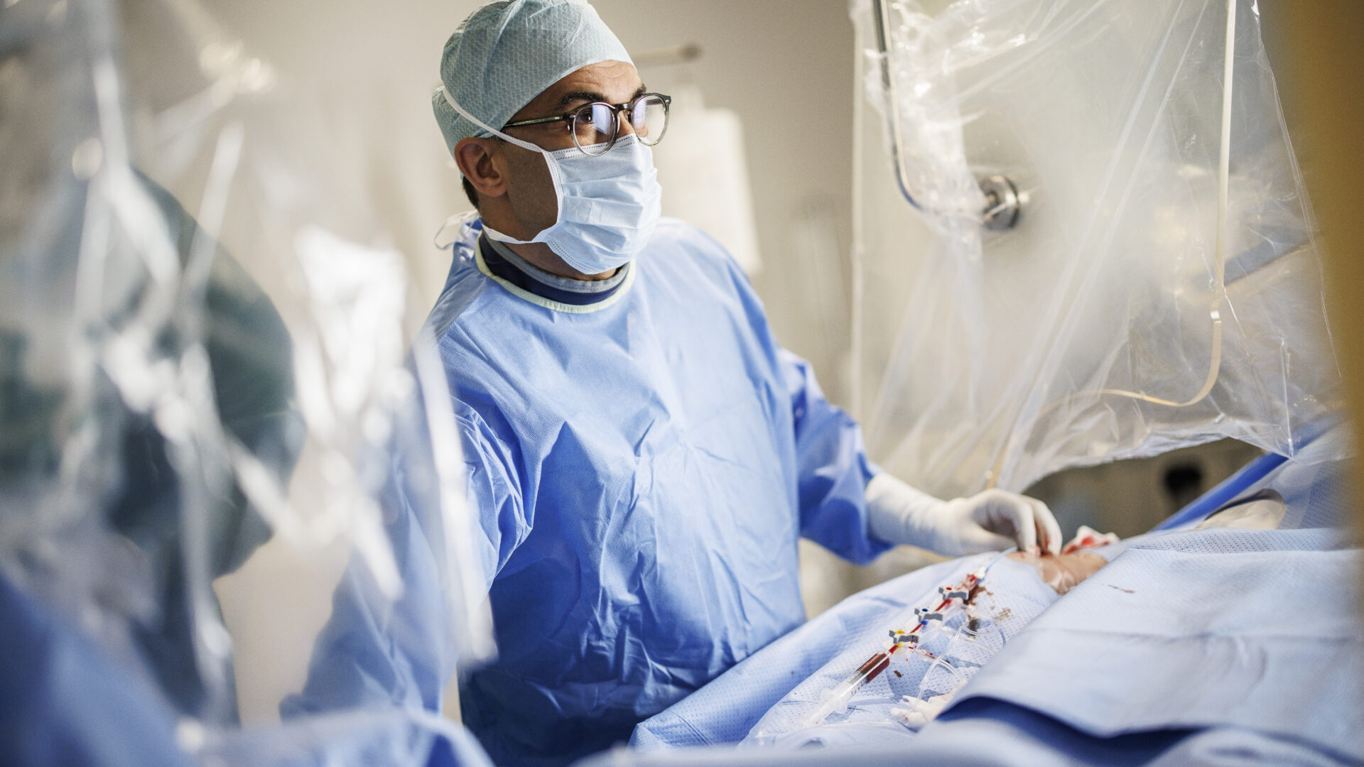 Medzinisches Fachpersonal beraten sich über Patientenbilder